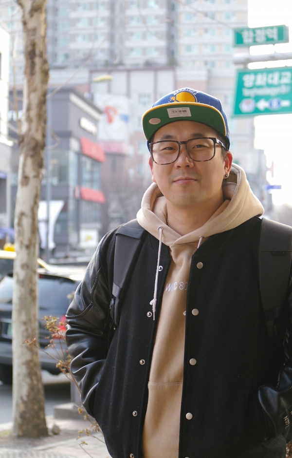 ▲ 한성욱 작가는 많은 고난을 겪고 27세에 하나님을 만난 이후 왜 이제 불러 주셨냐고 하나님께 기도했을 때 하나님께서는 그가 어릴 때 친구들이 교회 오라고 할때마다 '아버지 돌아가시면 간다'고 말했던 것을 기억나게 하셨다고 과거 한 기독교 방송과 인터뷰에서 간증한 적이 있다. 그는 "그 기도응답을 듣고 기다려주시고 인내하시는 하나님이라 걸 느꼈다. 또 성내지 않으시고 꾸지람하지 않으시는 하나님"이라고 간증했다. ©오상아 기자