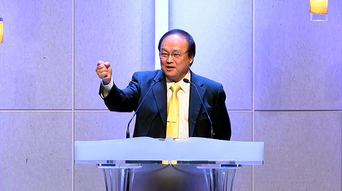 시애틀 기독교회연합회 부활절 연합새벽예배에서 설교하는 변인복 목사