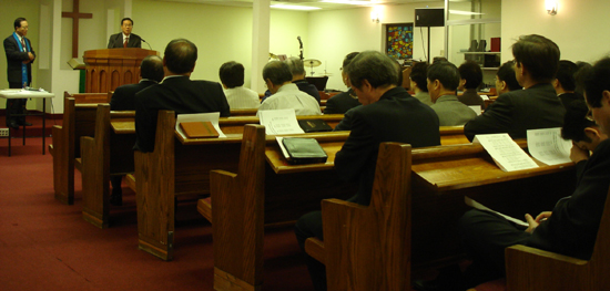 건물위원회 위원장 허봉기 목사(뉴저지 찬양교회)가 건물구입에 대해 설명하고 있다.