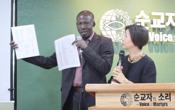 ▲아와이 목사가 보코하람에 의해 살해된 희생자들의 명단을 들어보이고 있다(왼쪽). 오른쪽은 통역을 맡은 한국 순교자의소리 대표 폴리 현숙 박사. ⓒ김은애 기자