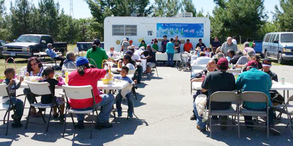 창대교회와 사랑나눔선교회가 샌버나디노 지역 노숙자들과 부활절 예배를 드리고 식사를 대접했다.