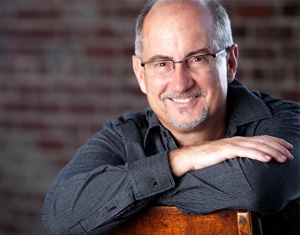 조지아 주 로렌스빌 트웰브스톤 처치(12Stone Church)의 담임목회자 댄 레일랜드(Dan Reiland) 박사.