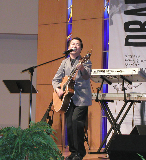 열창하는 하덕규 교수