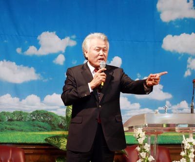 2016년 뉴욕할렐루야대회 강사로 원팔연 목사가 확정됐다. 사진은 지난 2012년 4월 LA교협 주최로 열린 영적대각성집회에서 설교하고 있는 원팔연 목사.