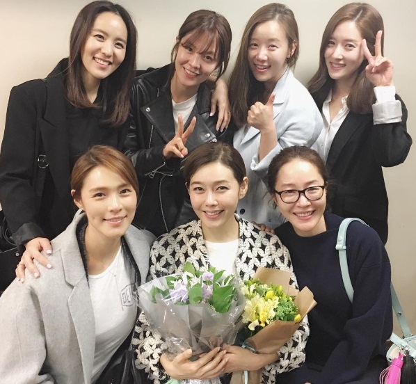 
하미모 박탐희 
▲'하나님을 사랑하는 미녀들의 모임(하미모)' 멤버들이 박탐희의 뮤지컬 첫 공연을 축하하며 기념촬영했다. ⓒ가희 SNS
