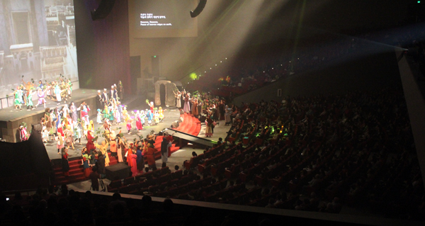 은혜한인교회 창조문예선교단의 창작 뮤지컬 ‘이터널 라이프’ 중 예루살렘에 입성하는 예수님을 맞이하는 사람들의 모습. 