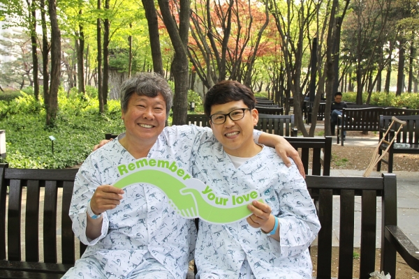 
신장기증인 박순홍, 김건형 씨(왼쪽부터)
▲신장기증인 박순홍·김건형 씨(왼쪽부터). ⓒ(재)사랑의장기기증운동본부 제공