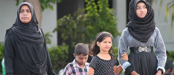 ▲몰디브 거리의 여성들과 아이들. ⓒ오픈도어선교회