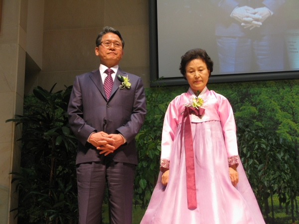 24일 은퇴한 전병금 목사와 이인숙 사모.