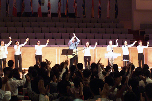 찬양하는 참석자들.