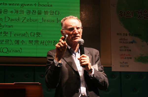 30년 넘게 무슬림들을 대상으로 선교한 줄리안 리드스턴 선교사가 23일 예능교회에서 열린 한국오엠 연례 선교 세미나에서 강의하고 있다. 