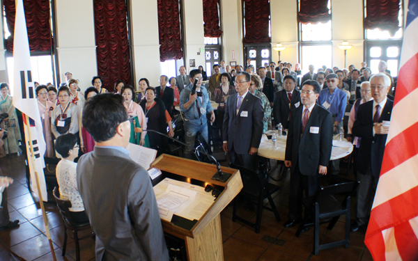 한국문화센터가 창립 44주년을 기념하는 감사예배를 드렸다. 