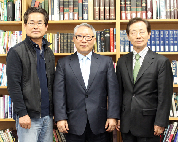 안병성 화백(그림 심사), 김영찬 목사(효사랑선교회 대표), 임영호 목사(글 심사)가 이번 공모전에 관해 설명했다.