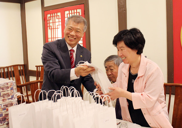 박모세 목사가 회원들에게 선물을 증정하고 있다.