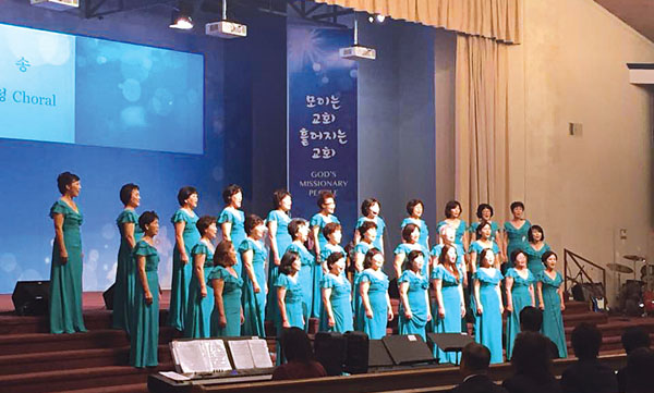 이 성회에서 초교파 여성으로 구성된 미주여성코랄이 합창하고 있다.