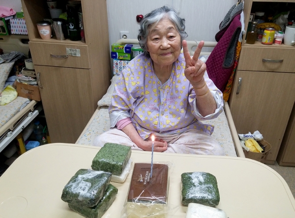 ▲90회 생신을 맞으신 필자의 어머니께서 손가락으로 '승리의 V자'를 그리고 있다. ©심동철