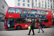 ‘알라에게 영광을’이라는 문구가 적힌 런던 시내버스. ⓒ이슬라믹릴리프 페이스북