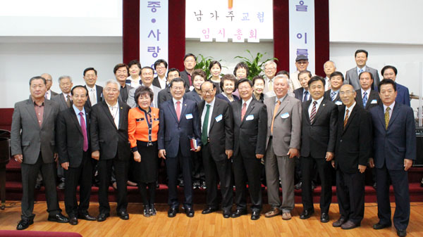 46대 회장 선출을 위한 임시총회를 마친 후, 회원들이 기념촬영하고 있다. 