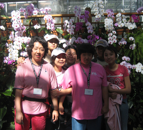 예쁜 꽃 아래서 다함께 찰칵!