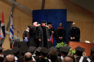 천환 목사가 지난 14일 고든콘웰 신학교 샬롯 캠퍼스에서 열린 졸업식에서 박사 학위를 수여받고 있다.