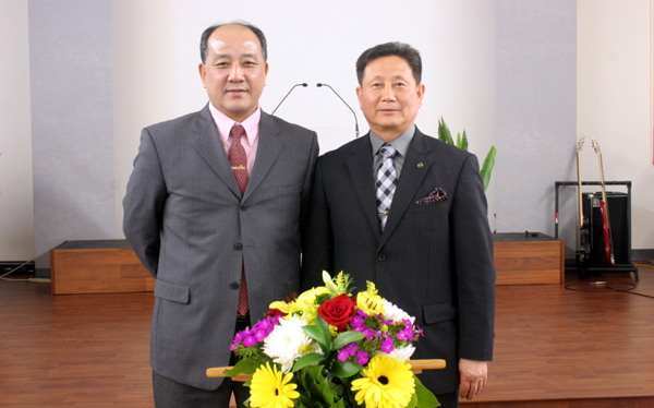 주님의 영광교회 부흥성회 좌 김병규 목사, 우 이관형 목사