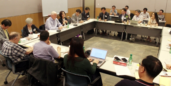 ▲오스 기니스 박사가 한국의 다음 세대 및 문화 사역자들과 대화하고 있다. ⓒ이대웅 기자