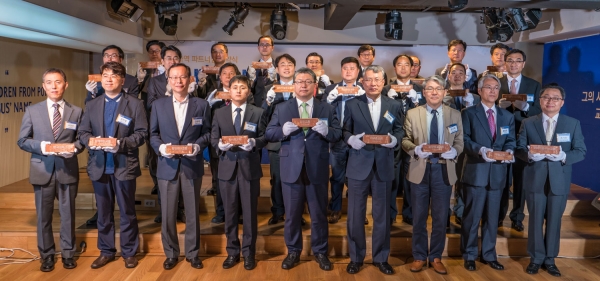 국제어린이양육기구 컴패션의 북한사역 파트너십 협약식을 마치고 관계자들이 기념촬영에 임하고 있다. ©컴패션 제공