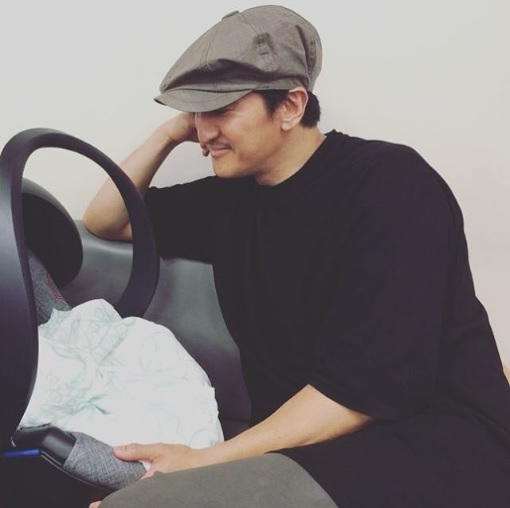 
신현준
▲신현준이 아들을 바라보며 흐뭇해하고 있다. ⓒ신현준 인스타그램