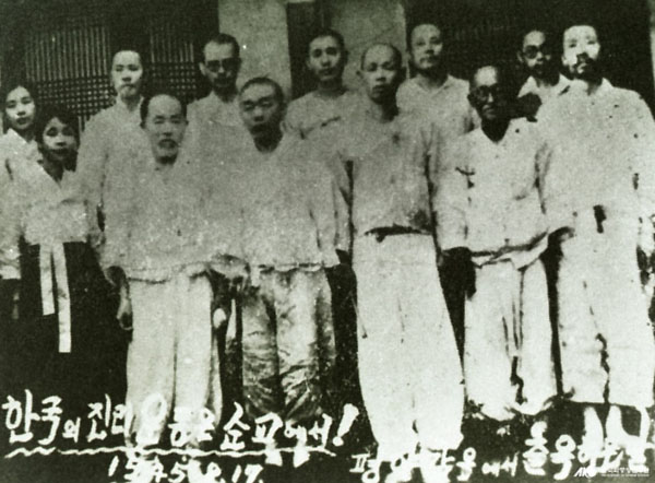 ▲1945년 8월 17일 주기철 목사 사택에 모인 출옥한 교인들. 뒷줄 왼쪽부터 조수옥, 주남선, 한상동, 이인재, 고흥봉, 손명복, 앞줄 왼쪽부터 최덕지, 이기선, 방계선, 김인희, 오영선, 서정환. ⓒKPM