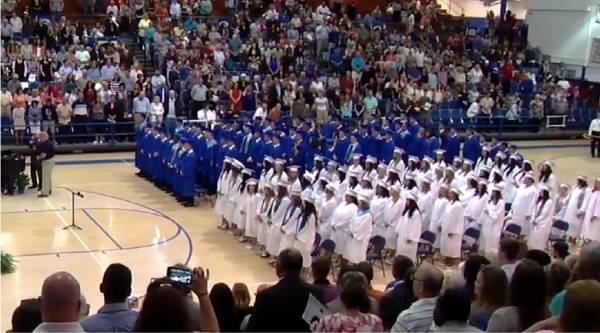 오하이오의 작은 도시 이스트 리버풀에 위치한 이스트 리버풀 고등학교 졸업생들이 기립해서 주기도문을 암송하고 있다 ©케이아메리칸포스트
