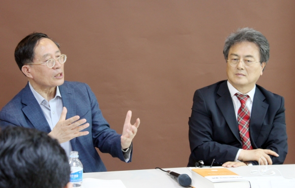 ▲김영한 박사(좌)와 최덕성 박사(우)가 대화하고 있다. ⓒ이대웅 기자