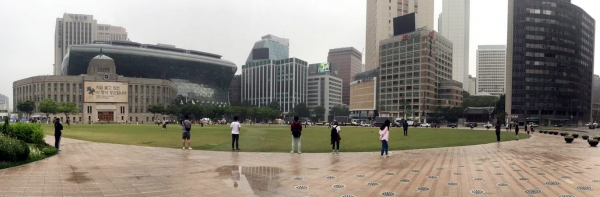 라이즈업 아침기도회
▲13일 새벽, 라이즈업 청소년들이 서울광장을 둘러싼 채 이 땅의 회복을 위해 기도하고 있다. ⓒ라이즈업 제공