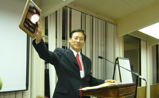 김득해 사무총장이 상패를 들어 참석한 이들에게 보이고 있다. 