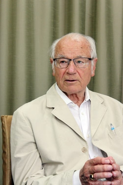 바이어하우스 교수