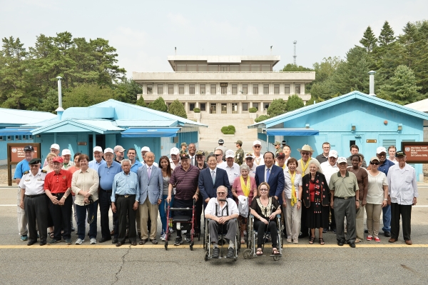 ▲과거 보은행사 당시 판문점에서 기념촬영하던 모습. ⓒ새에덴교회