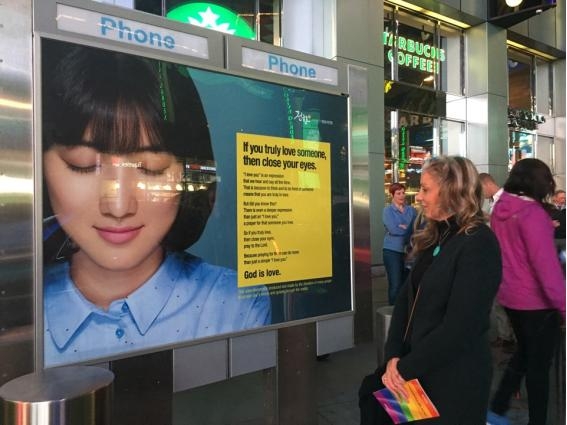 
▲뉴욕 타임스스퀘어에 걸린 복음광고를 한 현지 여성이 지켜보고 있다. ⓒ복음의전함