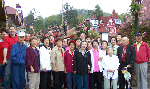 헬렌 조지아 직원들과 함께