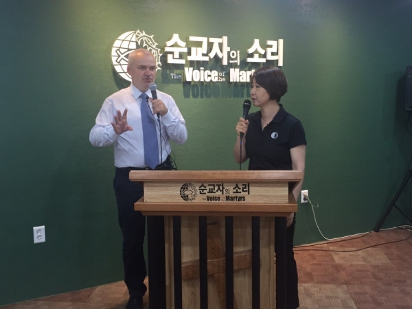 왼쪽이 벨라루스의 드미트리 라주타(Dmitry Lazuta) 목사. 한국순교자의소리 공동대표 폴리 현숙 목사가 통역하고 있다. ©한국순교자의소리 제공