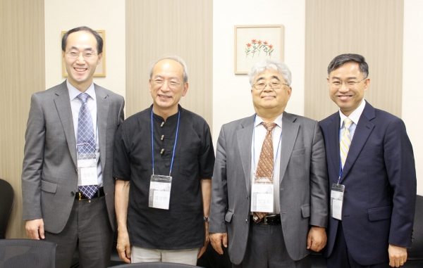 ▲강사진이 함께한 모습. (왼쪽부터 순서대로) 정성욱·강영안·정정호 박사와 심현찬 원장. ⓒ이대웅 기자
