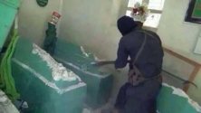 한 IS 대원이 니네베 지역에 있는 요나의 무덤을 파괴하고 있다. ⓒ영상 캡쳐