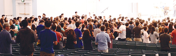 각자 삶의 처소에서 힘들고 지친 마음으로 이곳에 나아온 코스탄들이 찬양 중에 서로를 축복하며 기도하는 시간을 갖고 있다. ⓒkostausa 홈페이지