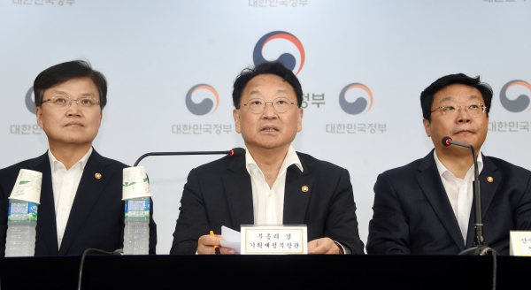 ▲유일호 부총리 겸 기획재정부 장관이 7일 광화문 정부서울청사에서 열린 '제10차 무역투자진흥회의' 결과 관계부처 합동브리핑에 참석, 모두발언을 하고 있다. 사진 왼쪽부터 최양희 미래부 장관, 유일호 부총리, 주형환 산업부 장관. ©기획재정부