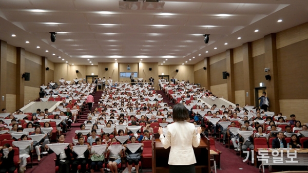 ▲7일 오전 국회의원회관 대회의실에서 차학연 주최로 열린 '미국 혐오범죄법 동향과 대처포럼'에서 400여 명의 참석자들이 김지연 상임대표와 함께 동성애 옹호·조장 반대운동을 다짐하며 준비한 손수건으로 퍼포먼스를 하고 있다. ©장세규 기자