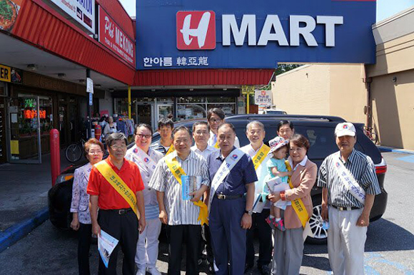 2016년 할렐루야대회를 앞두고 뉴욕교협 목회자들이 11일과 12일 양일간 한인마트를 중심으로 가두홍보를 진행했다.