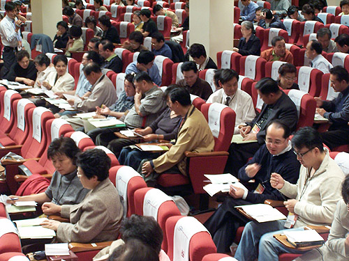 백지전도법 연습하는 참석자들.