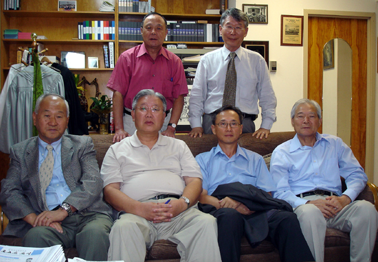 뒷줄:김진호 장로(해외)와 김중언 목사, 앞줄:왼쪽부터 정권식 장로, 김의만 권사(지역), 김윤신 권사(국내), 염화경 권사