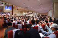 2016년 할렐루야대회가 15일 오후7시30분 프라미스교회에서 개막됐다. 함께 통성으로 기도하는 참석자들.