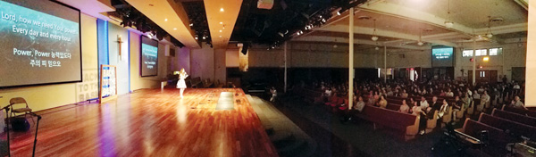 CCM 가수 장슬기 씨가 동양선교교회 창립 46주년 기념 음악회에서 찬양하고 있다.