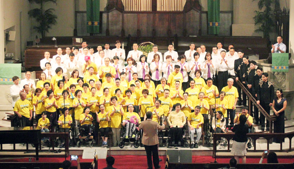 콘서트 마지막 순서로 참가자 전원이 “Shalom Shalom!"을 합창하고 있다.