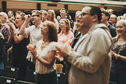 ▲무신론자들의 집회인 일요 모임에 참석한 무신론자들.